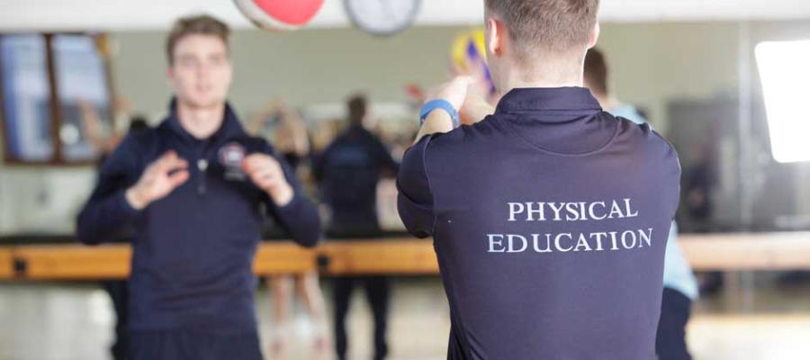 Physical education students throwing a ball