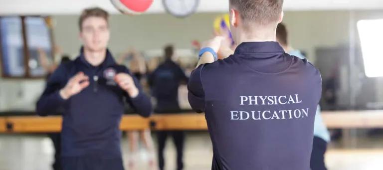 Physical education students throwing a ball